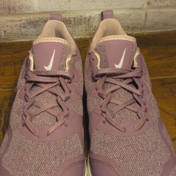 Woman's Nike Air Max's - Picture 3 of 7